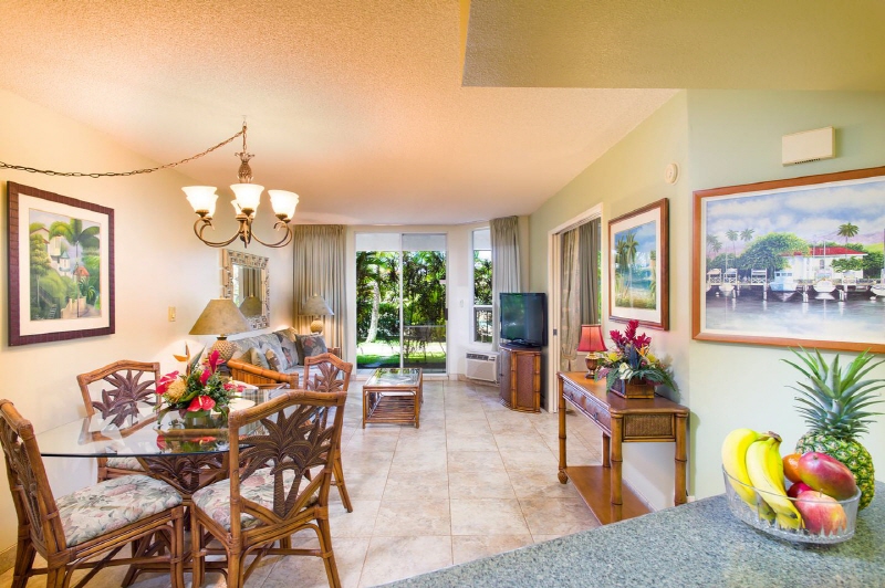 %255B%25ED%2581%25AC%25EA%25B8%25B0%25EB%25B3%2580%25ED%2599%2598%255Daston-at-the-maui-banyan-1bdr-deluxe-suite-living-area-1-1440x958.jpg
